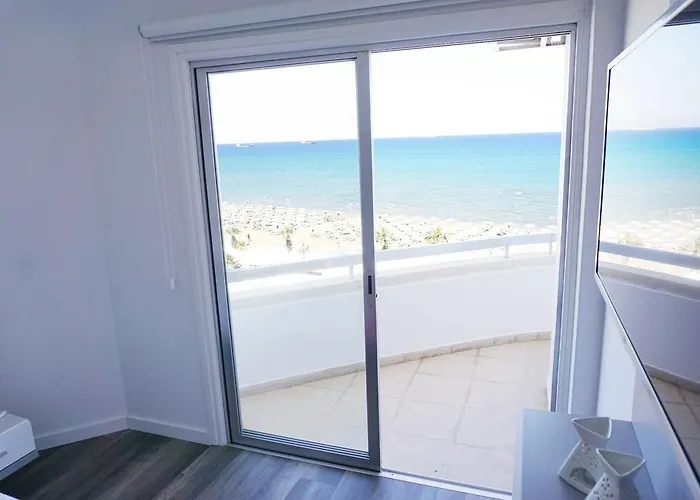 Lazuli Sea View Beachfront Ap 43 * ラルナカ