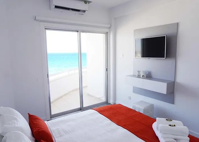 Lazuli Sea View Beachfront Ap 43 ラルナカ